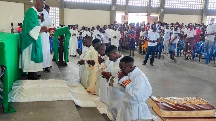 Seminaristas na Beira (Mo?ambique) recebem ministrios do Leitorado e Acolitado