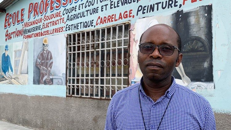 Le frère Apollinaire, directeur du Centre Don Bosco Masina