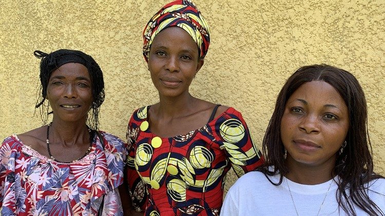 Florence Nzumba, à gauche, présidente de l'Union des femmes maraichères, Angèle et Victorine