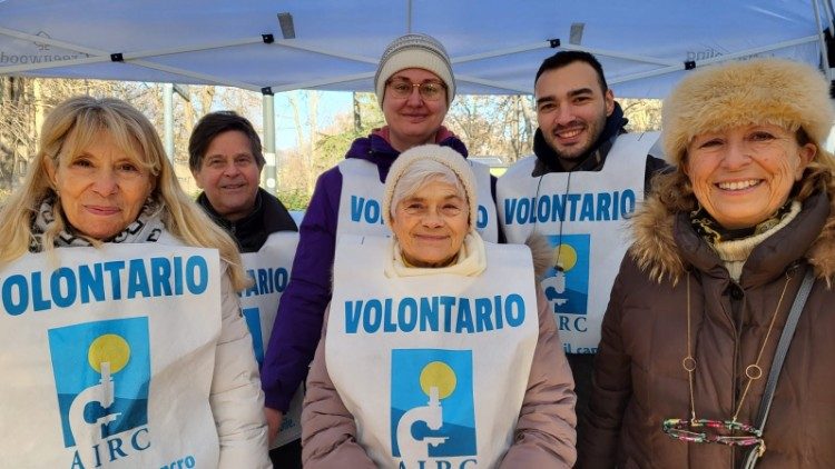 Alcuni volontari Airc oggi nelle piazze italiane