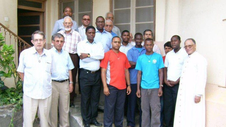 Dom Paulino do Livramento ?vora, espiritano (primeiro bispo nativo de Cabo Verde) com outros espiritanos no pas. Ele faleceu em junho de 2019. 