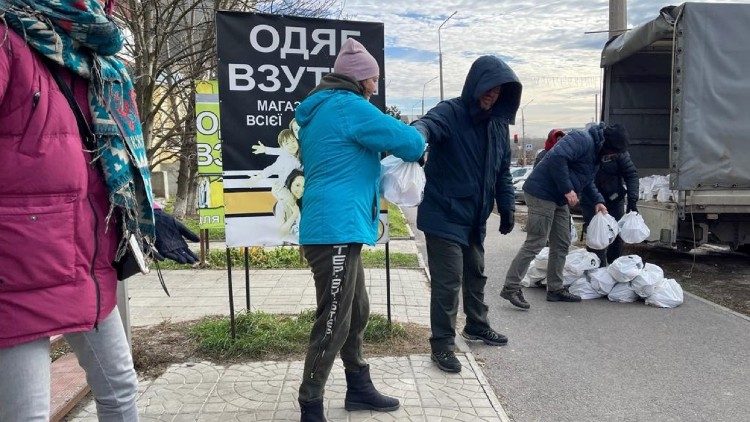 Rozdzielanie pomocy potrzebuj?cym 