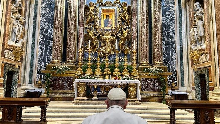 Papa em oração na Basílica Santa Maria Maior na tarde desta segunda-feira