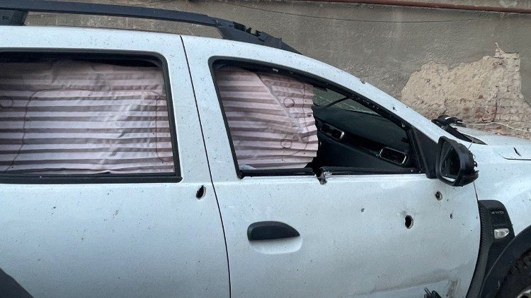  Il veicolo della Caritas colpito nella regione di Kharkiv