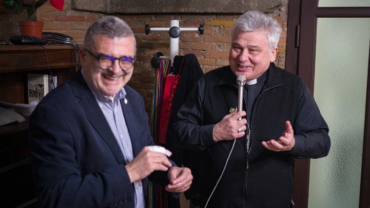 Il cardinale Konrad Krajewski insieme a Carlo Santoro (foto Matteo Pernaselci)