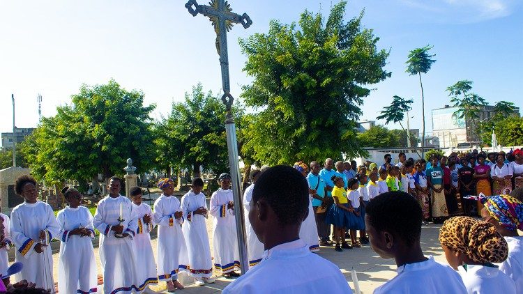 Visita ao cemitrio, onde est sepultado Dom Sebasti?o