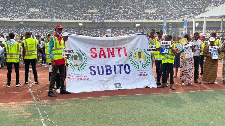 Il cartello "Santi Subito"