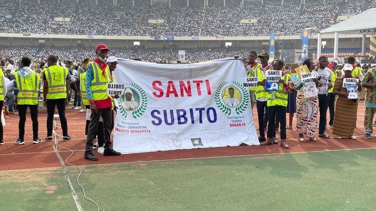 La banderole réclamant la canonisation des bienheureux Bakanja et Anuarite au stade des Martyrs le 02 février 2023, lors de la rencontre du Pape avec les jeunes et catéchistes de la RD Congo