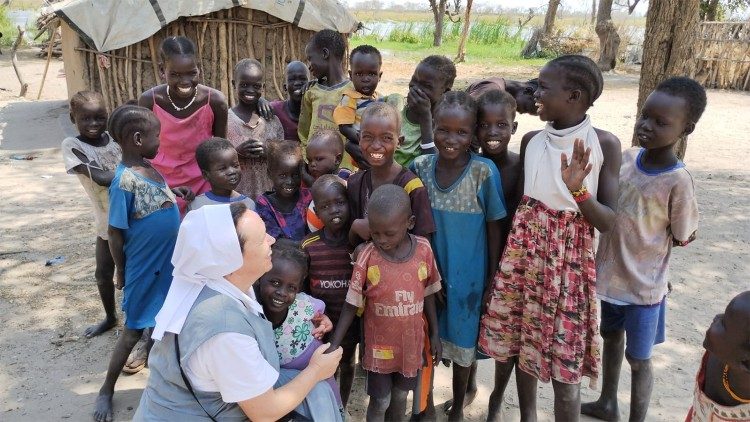 Siostra Teresa Lipka SSDN z wiernymi z Sudanu Po?udniowego