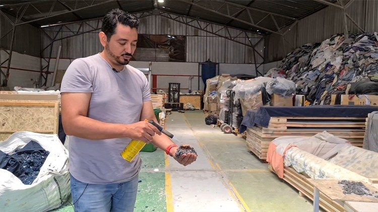 Transforming recycled clothes into heat insulation panels for constriction