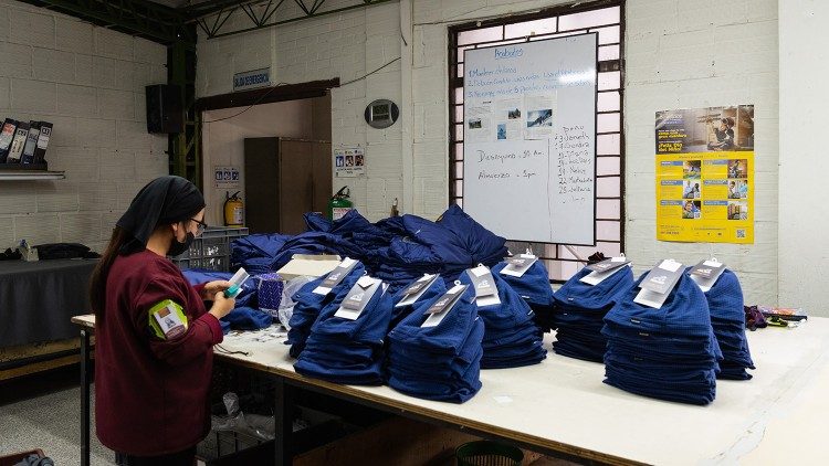 Depuis plusieurs décennies, les religieuses Adoratrices ont un accord avec une usine de vêtements de haute montagne qui embauche des couturières diplômées. (@Margherita Mirabella/Archivio GSF)