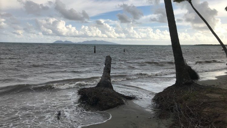 Las aguas de la marea alta cubren el cementerio de la familia Dunn, Toguru. 