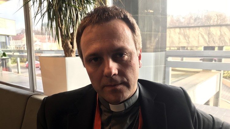 Bp Jazłowiecki podczas obrad synodu