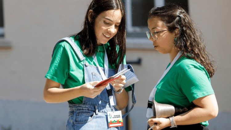 De jeunes volontaires des JMJ de Lisbonne 2023 