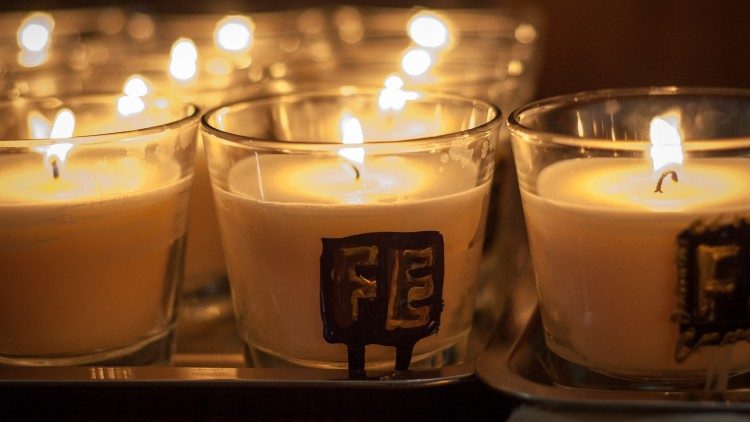 Velas encendidas, smbolo de fe (Joa?o Lopes Cardoso)