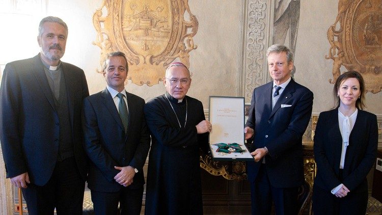 Mons. Edgar Peña Parra galardonado con la Gran Cruz del Orden al Mérito 