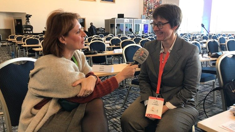 Antonella Palermo von Vatican News (links) interviewt die DBK-Generalsekretärin Beate Gilles (rechts) in Prag 