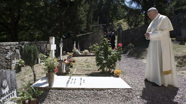 Papa Francesco sulla tomba di don Milani