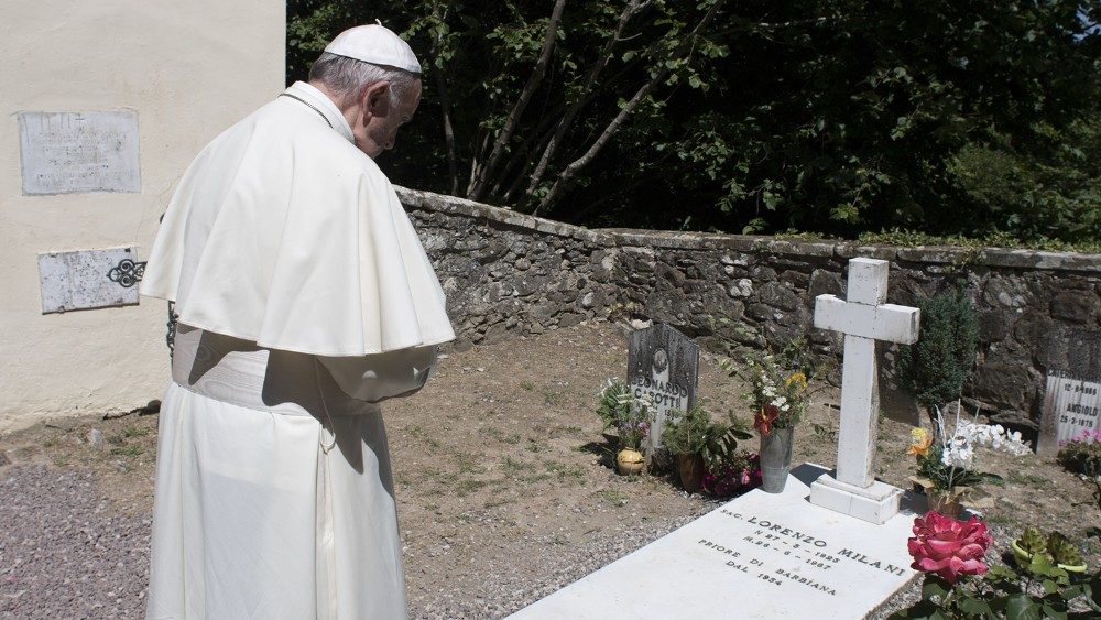 Il Papa in preghiera sulla tomba di don Milani