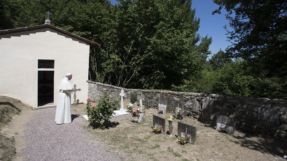 Papa Francesco nel piccolo cimitero di Barbiana dove  sepolto don Milani