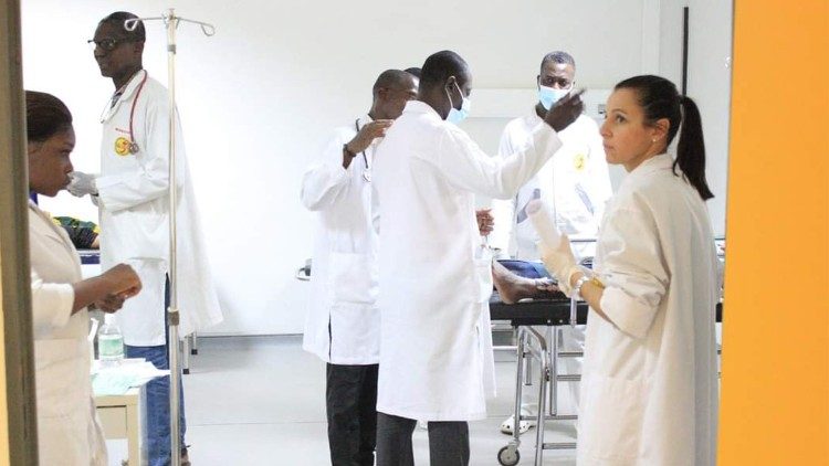 Des membres du personnel de l’hôpital saint Joseph Moscati de Yamoussoukro, en Côte d’Ivoire. 