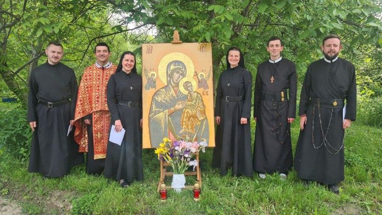 Prière entre frères et s?urs rédemptoristes devant l'icône de Notre-Dame du Perpétuel Secours 