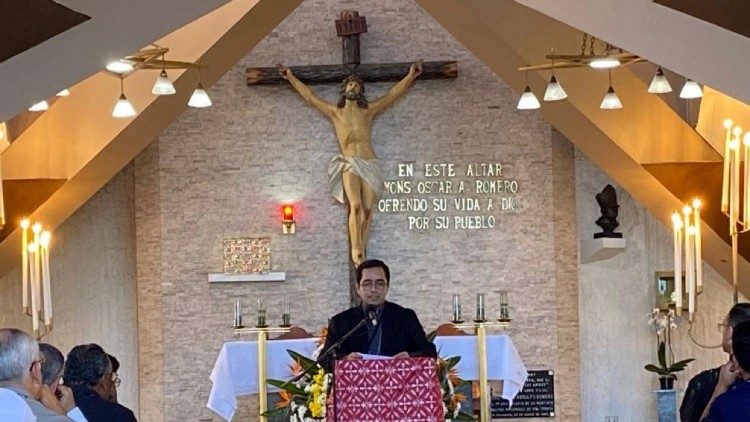 Eucaristia na cripta onde estão guardados os restos mortais de São Oscar Romero, na Catedral Metropolitana de São Salvador, El Salvador