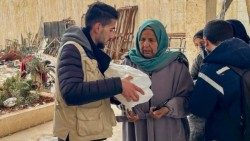 Terremoto-ad-Aleppo-Siria-distribuzione-pacco-alimentare-del-Pam-wfp.---WFP-photolibrary.jpg