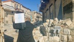 Terremoto-ad-Idlib-Siria-un-uomo-porta-un-pacco-alimentare-del-Pam-wfp.-foto-WFP-Lina-Alqa.jpg