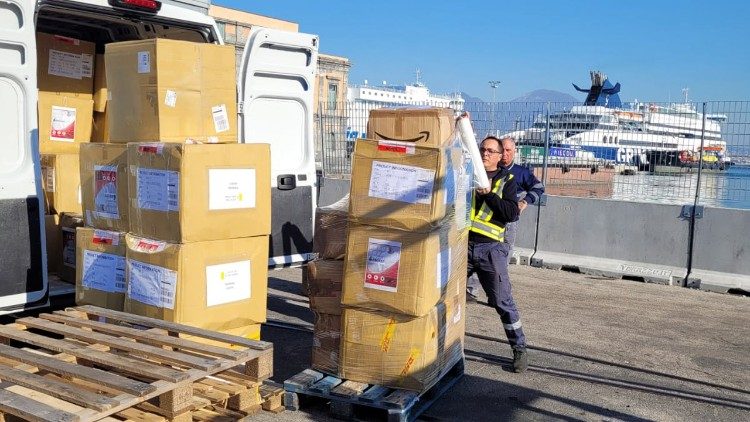 Le maglie termiche dal Vaticano al porto di Napoli, destinazione Turchia