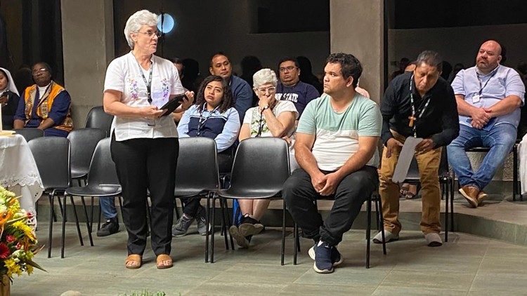 Momentos de reflexión durante la asamblea regional del Sínodo en El Salvador. 