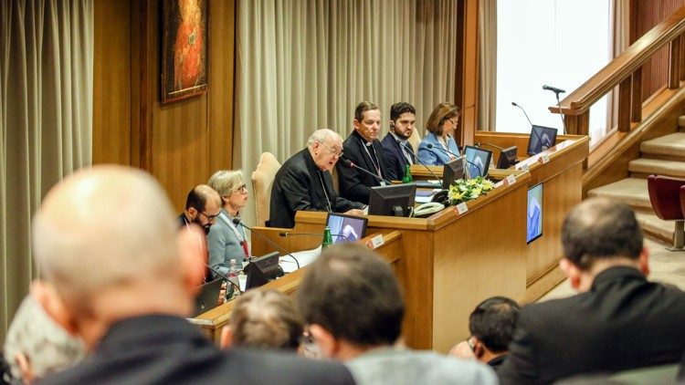 Apertura del congreso para los presidentes y referentes de las Comisiones Episcopales para los laicos - jueves 16 de febrero en el Aula Nueva del Sínodo.