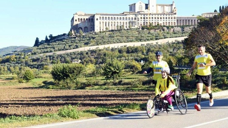 Sara Vargetto con su bicicleta, el padre Paolo (derecha) y otro corredor de Athletica Vaticana en el Maratón de San Francesco 10.2k el 5 de noviembre de 2022