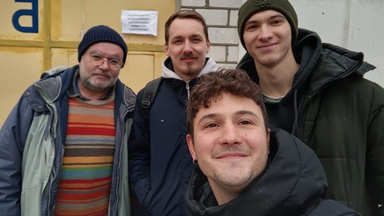 Capannini (izquierda) con los voluntarios de la Operación Colomba