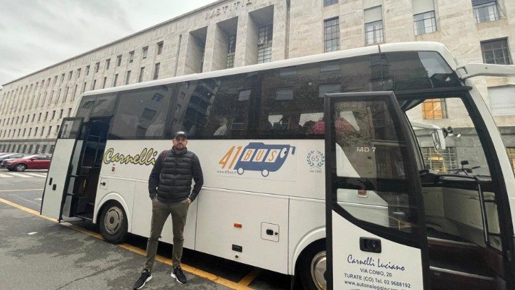  Bruno con uno de sus autobuses