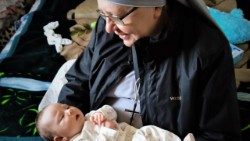 Aiuto-delle-suore-in-Polonia-ai-bambini-dUcraina.jpg