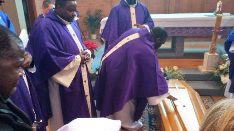 Wanaonekana pia Padre Lukoa na Padre Mkunde wa Tanzania wakitoa heshima zao