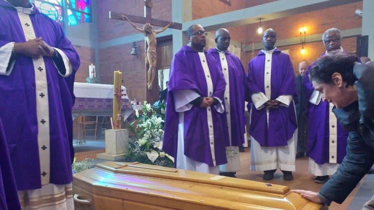 Waamini wakitoa heshima zao kumuaga Padre Mhando