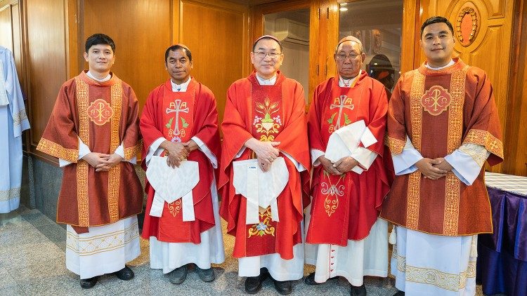 Archbishop Tarcisio Isao Kikuchi, flanked by Cardinal Virgílio do Carmo da Silva, and Cardinal Louis Marie Ling Mangkhanekhoun, Celebrants