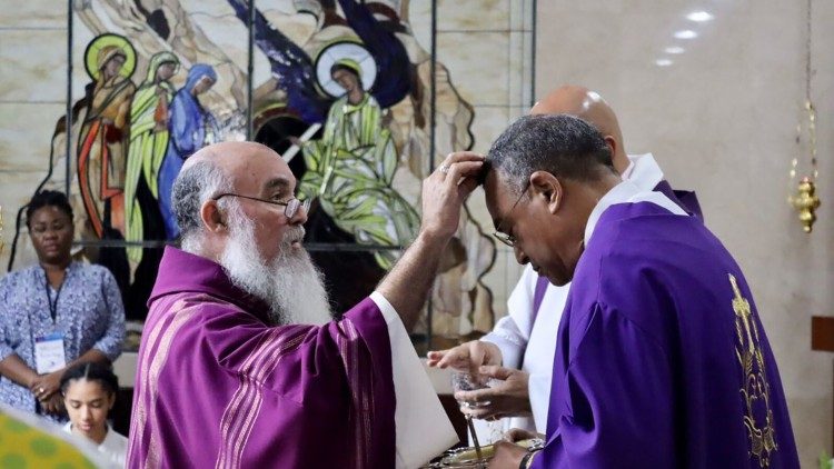 Celebración de la Eucaristía, Miércoles de Ceniza, en el encuentro sinodal.  