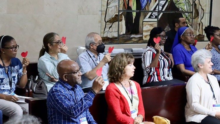 Grupos de trabajo en la asamblea sinodal regional del Caribe.