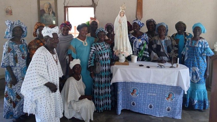 L'arrivo della statua della Madonna di Fatima in un'isola. All'estuario del Casamance c'è un braccio di mare di 200 chilometri che crea un dedalo di canali con la vegetazione di mangrovie