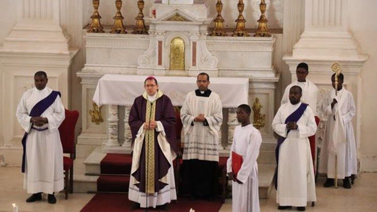 Dom  Waldemar Stanislaw Sommertag presidiu à Missa na Igreja Pro-Catedral da Praia. 