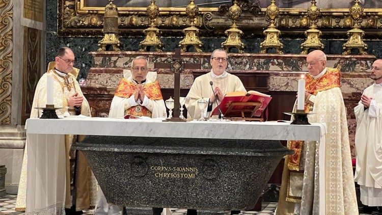 La Santa Messa presieduta da monsignor Gugerotti nella Cappella del Coro dei Canonici