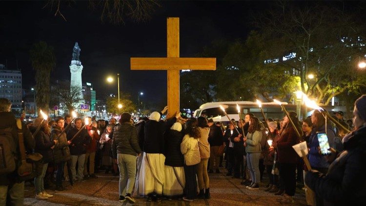 Jovens em Lisboa durante a Via-Sacra realizada na Semana Santa de 2023