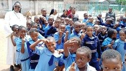 3_Kinder_in_einer_katholischen_Grundschule_in_Agbor_Nigeria.cKirche_in_Not.jpg