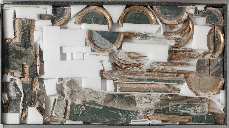 Fragmentos del crucifijo recuperados de los escombros
