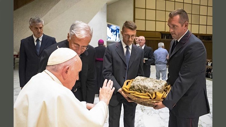 Papa Francesco benedice una pietra del monastero di Sant'Eutizio