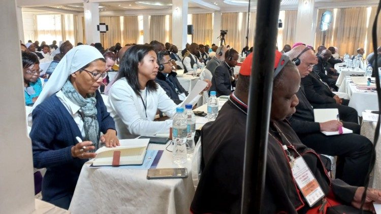 Washiriki wa Sinodi walei na watu wa dini pamoja huko Addis Ababa
