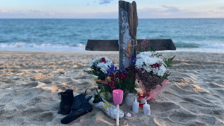 Va Crucis en Cutro, miles de fieles rezan por los migrantes que murieron en el mar carne de Cristo